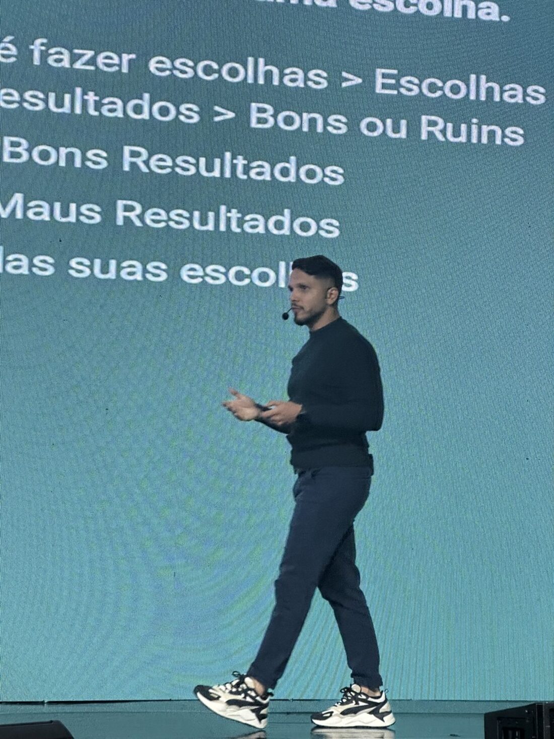 Antonio Sena palestrando em um grande palco