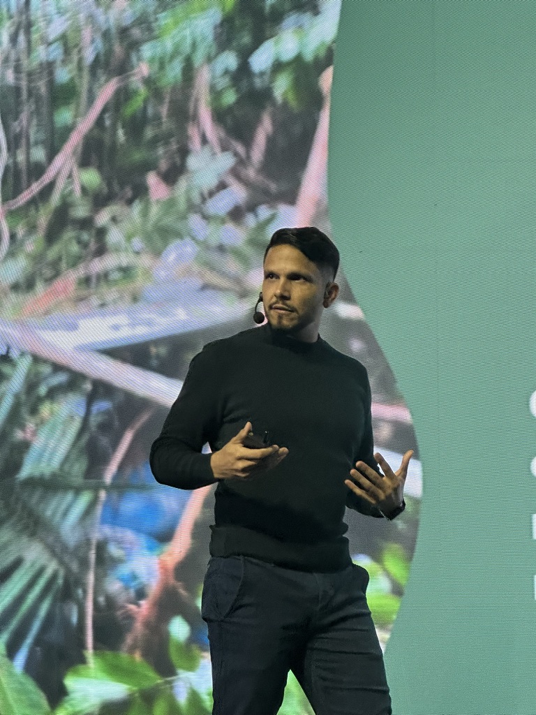 Antonio Sena apresentando uma palestra